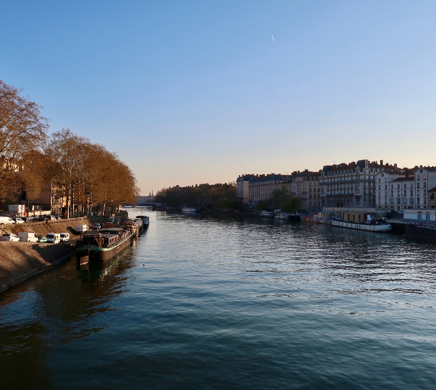 Image représentant une femme sur un bateau